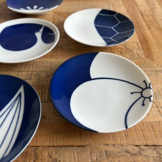lot de cinq petite assiettes vintages – Image 2