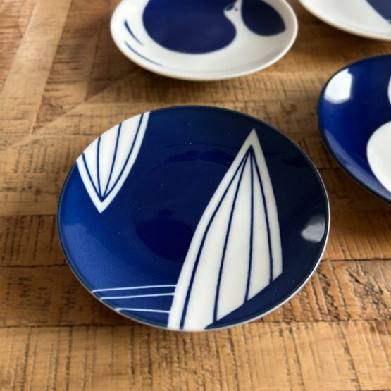 lot de cinq petite assiettes vintages – Image 3