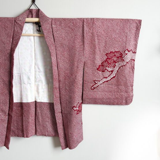 Haori Vintage Shibori Bordeaux et Blanc avec Motif de Pins – Image 2
