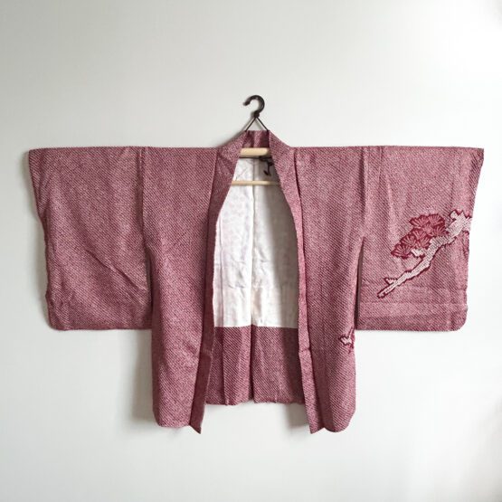 Haori Vintage Shibori Bordeaux et Blanc avec Motif de Pins – Image 3