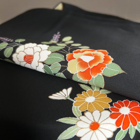 Haori Vintage Noir aux Délicates Pivoines
