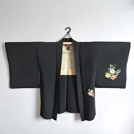 Haori Vintage Noir aux Délicates Pivoines – Image 2