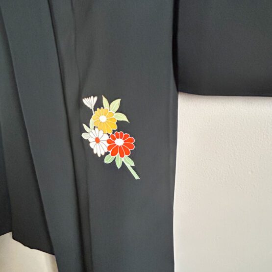 Haori Vintage Noir aux Délicates Pivoines – Image 5