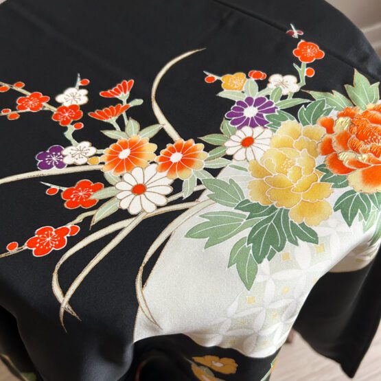 Haori Vintage Noir aux Délicates Pivoines – Image 9