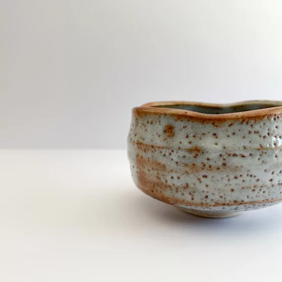 Bol à matcha Mino-yaki en tons d'eau et de brun - Une texture artistique – Image 2