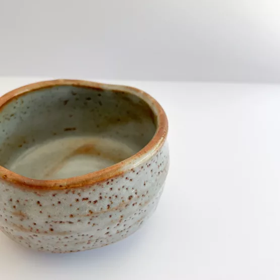 Bol à matcha Mino-yaki en tons d'eau et de brun - Une texture artistique – Image 4