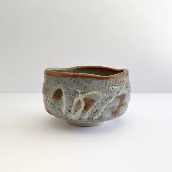 Bol à matcha Mino-yaki en tons d'eau et de brun - Une texture artistique – Image 5