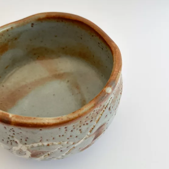 Bol à matcha Mino-yaki en tons d'eau et de brun - Une texture artistique – Image 6