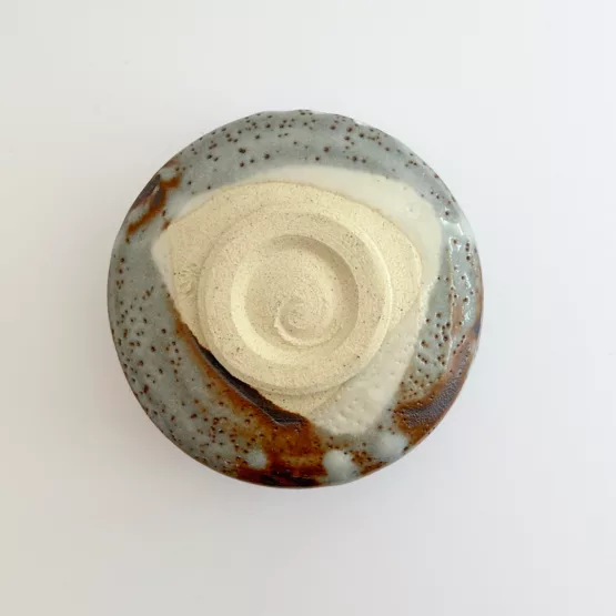 Bol à matcha Mino-yaki en tons d'eau et de brun - Une texture artistique – Image 7