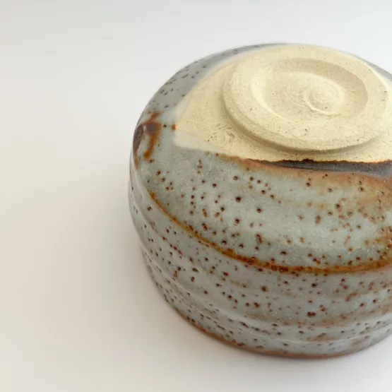 Bol à matcha Mino-yaki en tons d'eau et de brun - Une texture artistique – Image 8