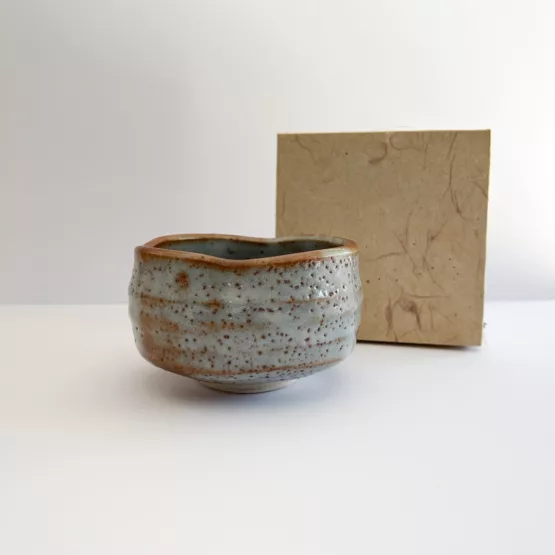 Bol à matcha Mino-yaki en tons d'eau et de brun - Une texture artistique