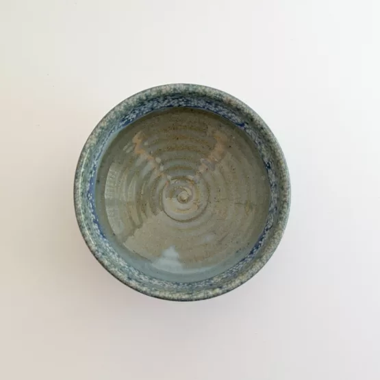 Bol à Matcha Arita - Douceur de Dégradé Bleu et Blanc – Image 3