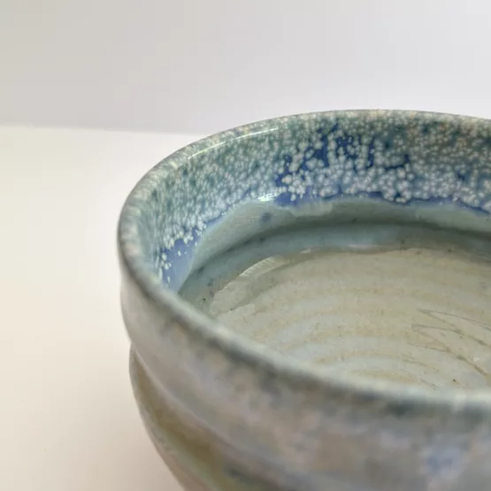 Bol à Matcha Arita - Douceur de Dégradé Bleu et Blanc – Image 4