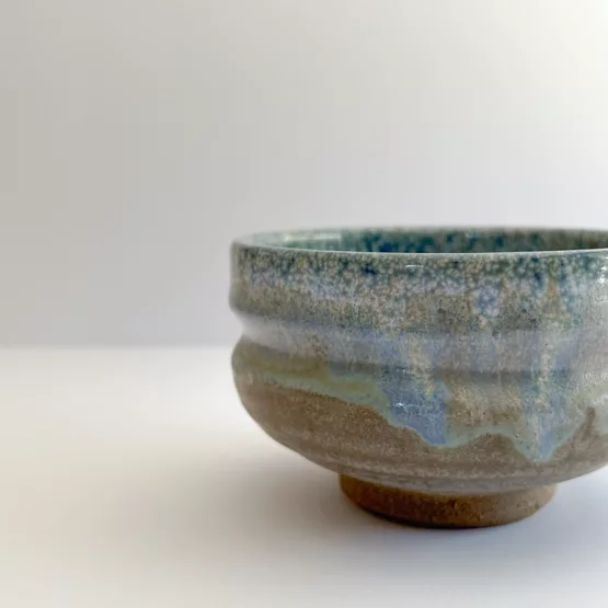 Bol à Matcha Arita - Douceur de Dégradé Bleu et Blanc – Image 5