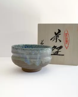 Bol à Matcha Arita - Douceur de Dégradé Bleu et Blanc