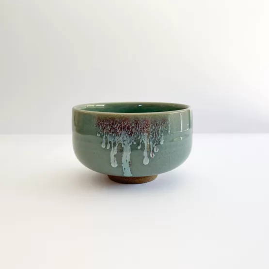 Le bol à matcha en porcelaine d'Arita - le monde de la beauté émeraude – Image 2