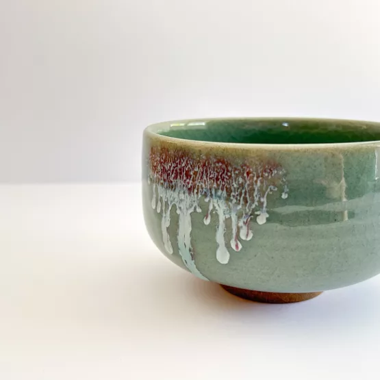Le bol à matcha en porcelaine d'Arita - le monde de la beauté émeraude – Image 3
