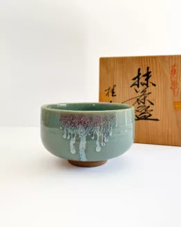 Le bol à matcha en porcelaine d'Arita - le monde de la beauté émeraude