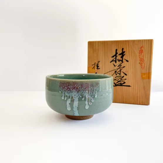 Le bol à matcha en porcelaine d'Arita - le monde de la beauté émeraude