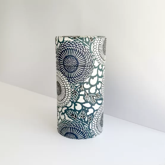 Boîte à thé à motif de fleurs noires et blanches - La beauté du papier washi de Kyoto – Image 2