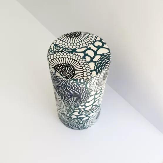 Boîte à thé à motif de fleurs noires et blanches - La beauté du papier washi de Kyoto – Image 3
