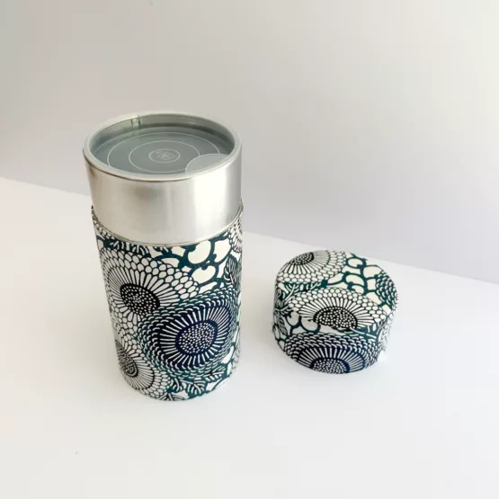 Boîte à thé à motif de fleurs noires et blanches - La beauté du papier washi de Kyoto – Image 4