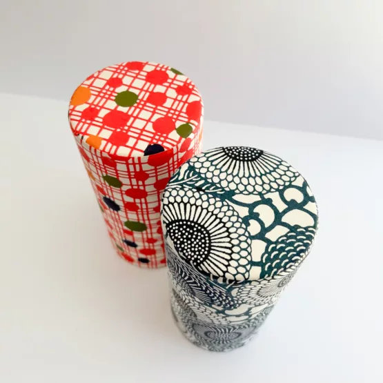 Boîte à thé à motif de fleurs noires et blanches - La beauté du papier washi de Kyoto – Image 8