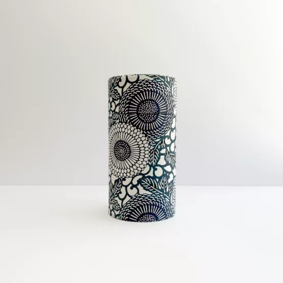 Boîte à thé à motif de fleurs noires et blanches - La beauté du papier washi de Kyoto