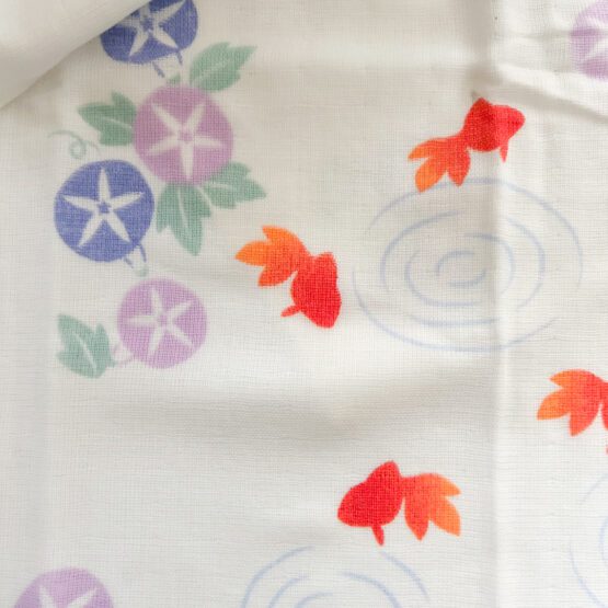Serviette Tenugui japonais en gaze douce avec motifs de poissons rouges et d’asagao – Image 3