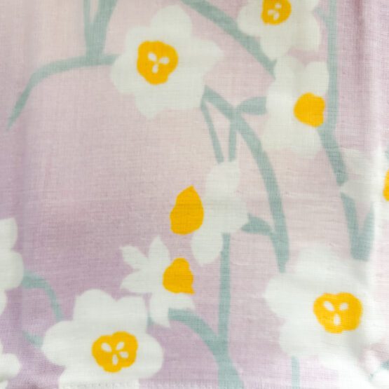 Serviette Tenugui japonais en gaze douce avec motifs de fleurs de narcisses – Image 3