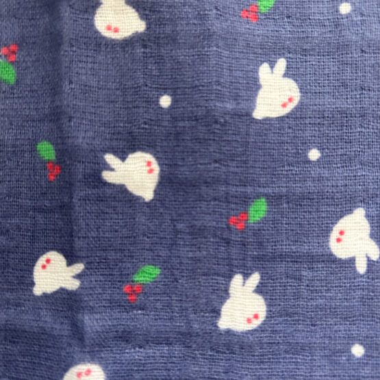 Serviette Tenugui japonais en gaze douce avec motifs de lapins d'hiver – Image 4