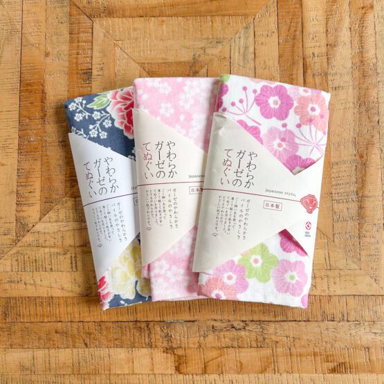 Serviettes Tenugui japonais en gaze douce – Set de 3 pièces avec motifs floraux de Sakura, Peony et Ume