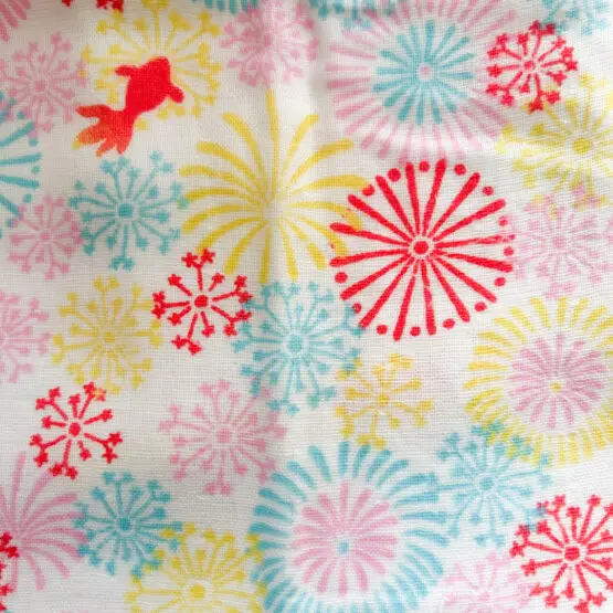 Serviette Tenugui japonais en gaze douce avec motifs de poissons rouges et feux d’artifice – Image 4