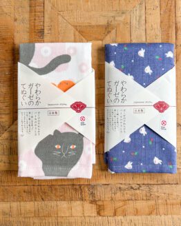 Serviettes Tenugui japonais en gaze douce – Set de 2 pièces avec motifs de こたつ猫 et 冬うさぎ