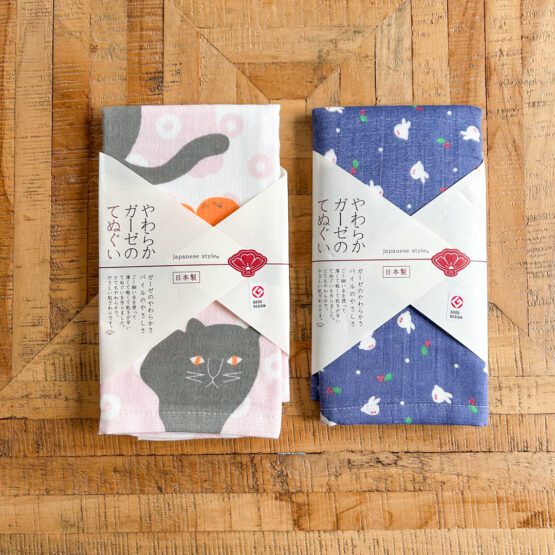 Serviettes Tenugui japonais en gaze douce – Set de 2 pièces avec motifs de こたつ猫 et 冬うさぎ
