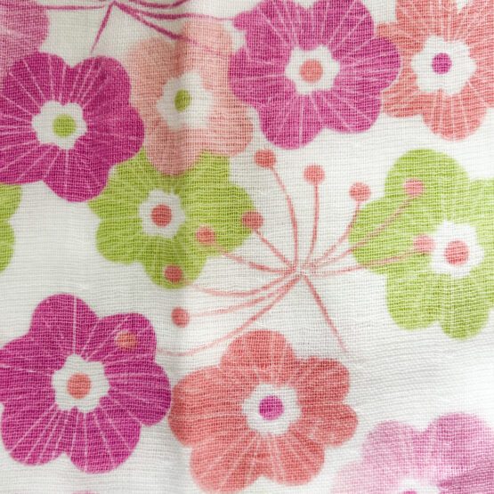 Serviette Tenugui japonais en gaze douce avec motifs de fleurs de prunier – Image 4