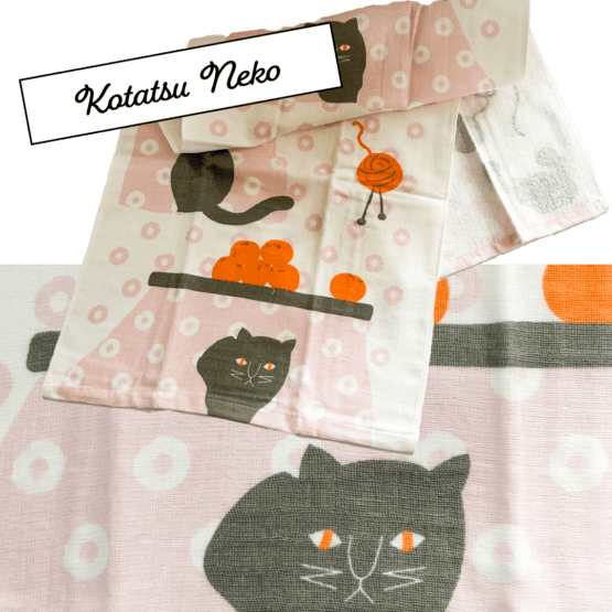 Serviettes Tenugui japonais en gaze douce – Set de 2 pièces avec motifs de こたつ猫 et 冬うさぎ – Image 3