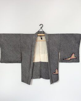 Haori vintage japonais en shibori noir et blanc – motif ondulant et oiseau stylisé