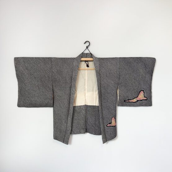 Haori vintage japonais en shibori noir et blanc – motif ondulant et oiseau stylisé