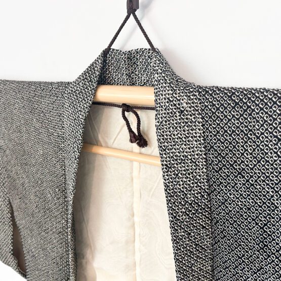 Haori vintage japonais en shibori noir et blanc – motif ondulant et oiseau stylisé – Image 2