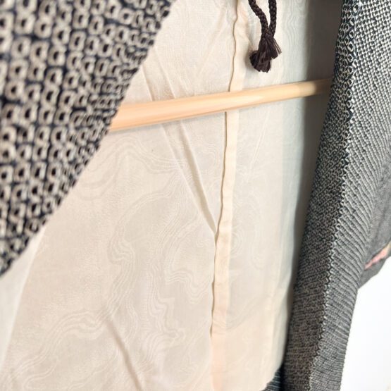 Haori vintage japonais en shibori noir et blanc – motif ondulant et oiseau stylisé – Image 4