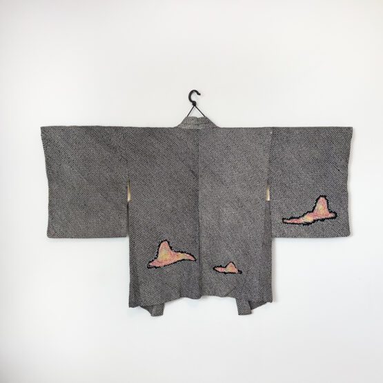 Haori vintage japonais en shibori noir et blanc – motif ondulant et oiseau stylisé – Image 5