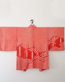 Haori vintage japonais – soie rouge vif à motif shibori et doublure aux fleurs de prunier