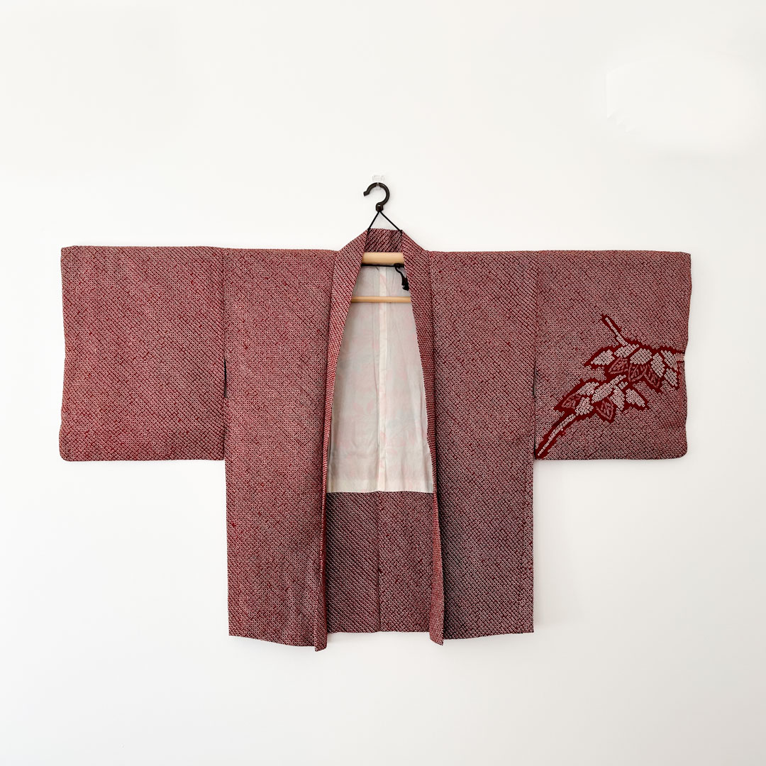 Haori japonais vintage – shibori bordeaux à doublure florale satinée – Image 3
