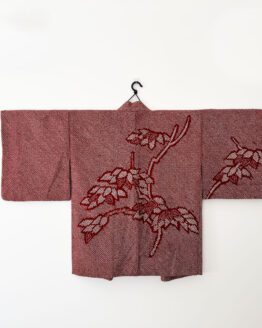Haori japonais vintage – shibori bordeaux à doublure florale satinée