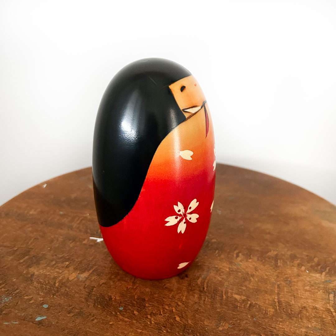 Poupée Kokeshi Japonaise Usaburo Motif Cerisiers 13cm - Image 4