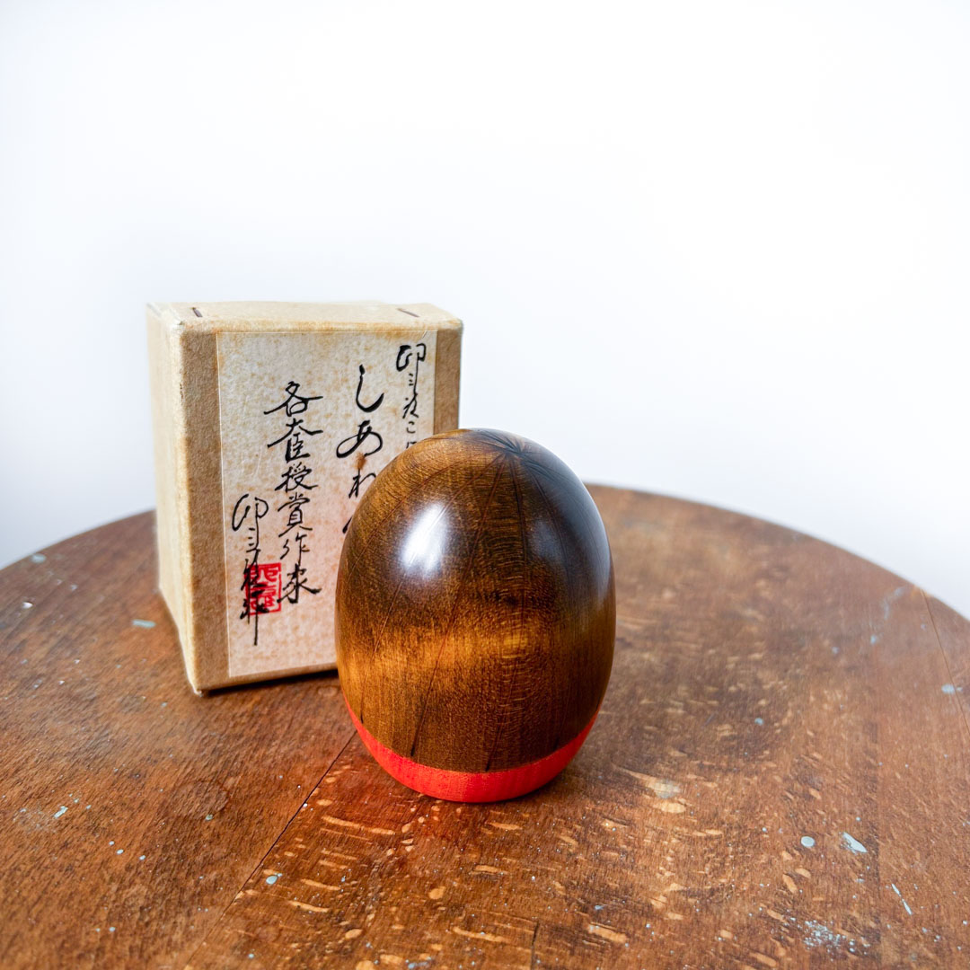 Kokeshi japonaise vintage "Shiawase" 7cm en rouge – Image 3