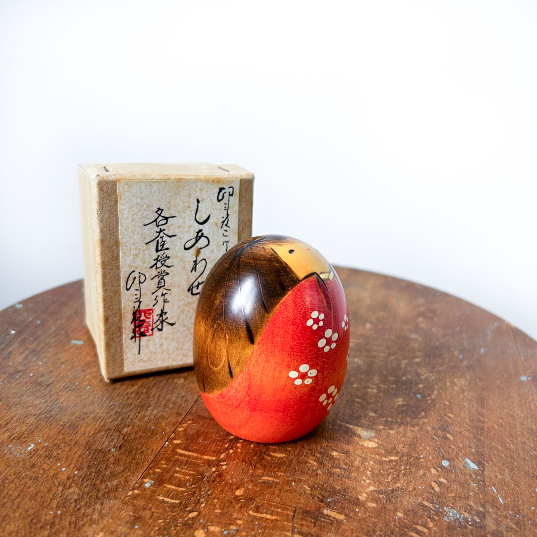 Kokeshi japonaise vintage "Shiawase" 7cm en rouge – Image 4