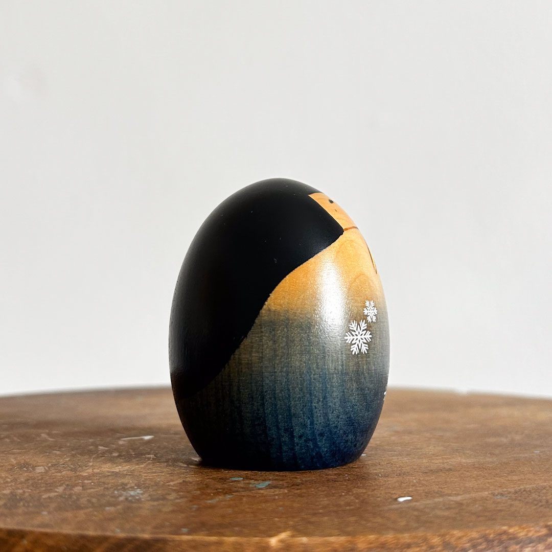 Kokeshi d'art Uzaburo – Motif Neige d'Hiver 7cm - Image 3