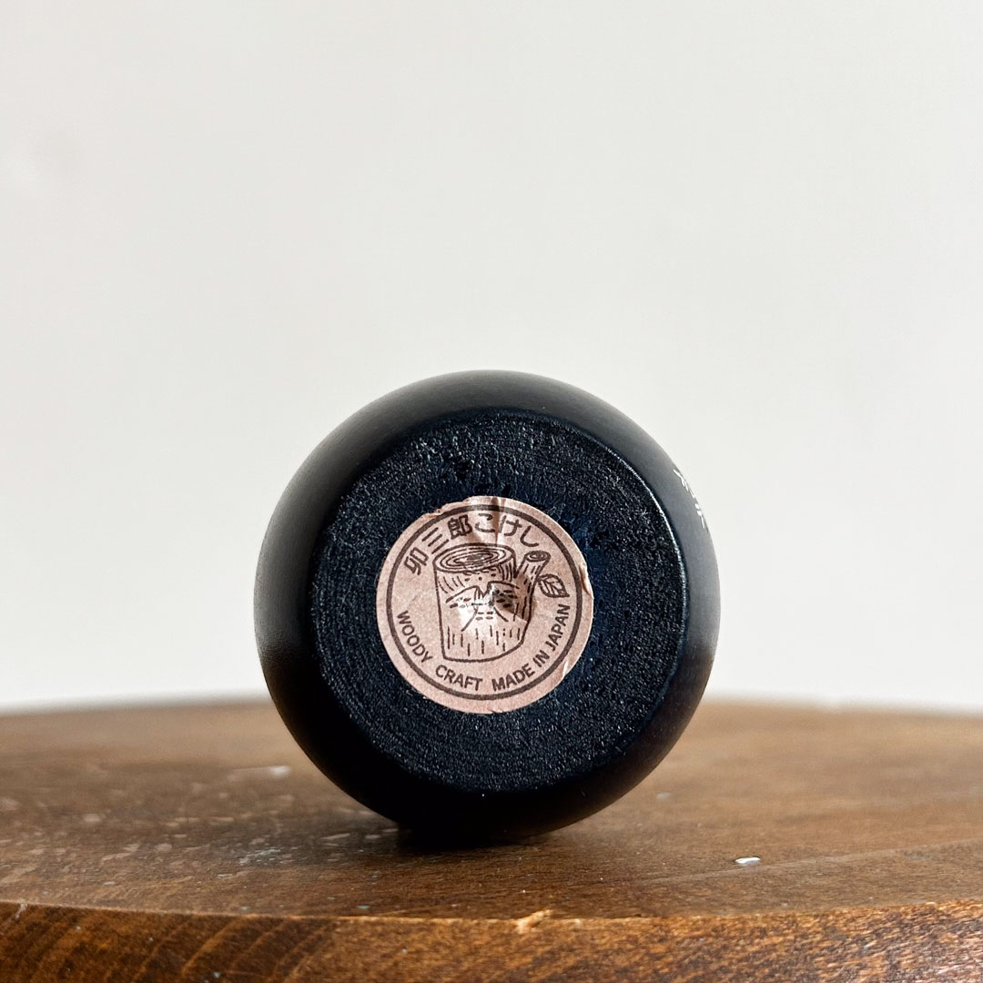 Kokeshi d'art Uzaburo – Motif Neige d'Hiver 7cm - Image 5
